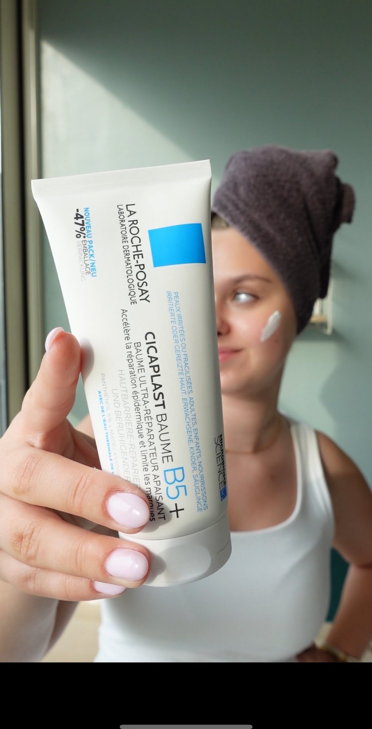 Laure met skincare product